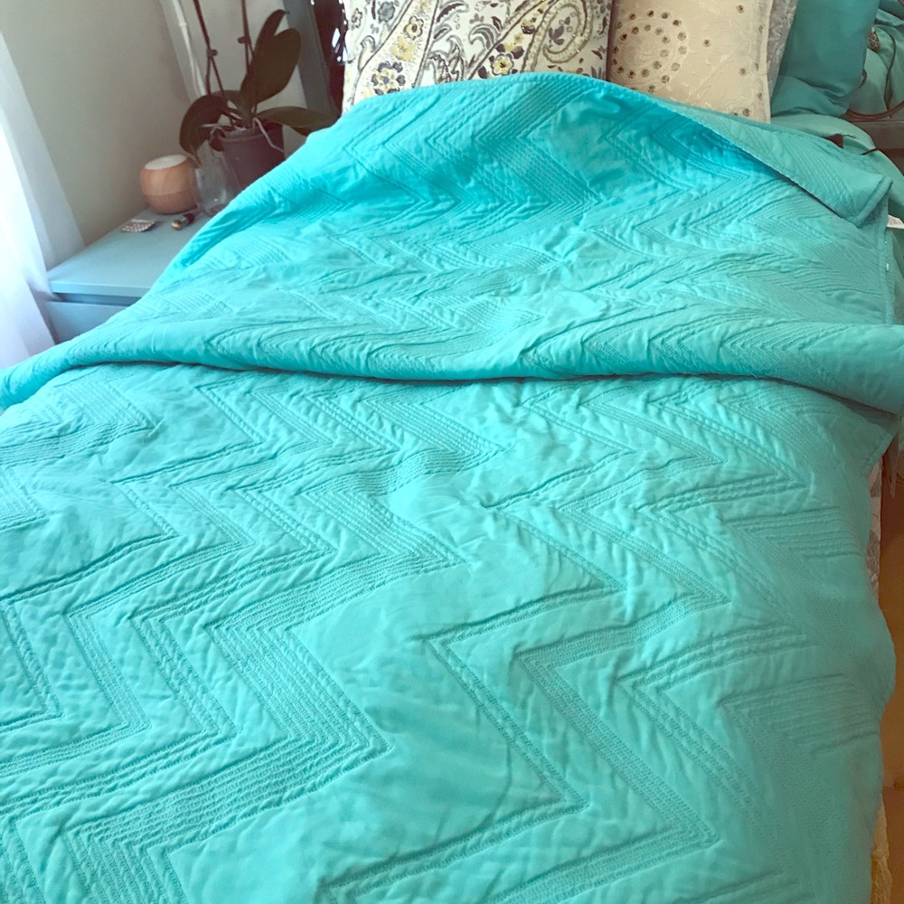 Xhileration twin teal bedspread great condition